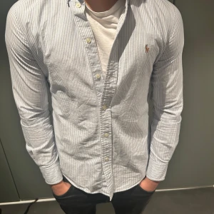 Randig skjorta från Ralph Lauren - Sitter som en XS men står M. Modellen är 172 cm. Den har inga defekter så i mycket bra skick. Skriv för fler bilder