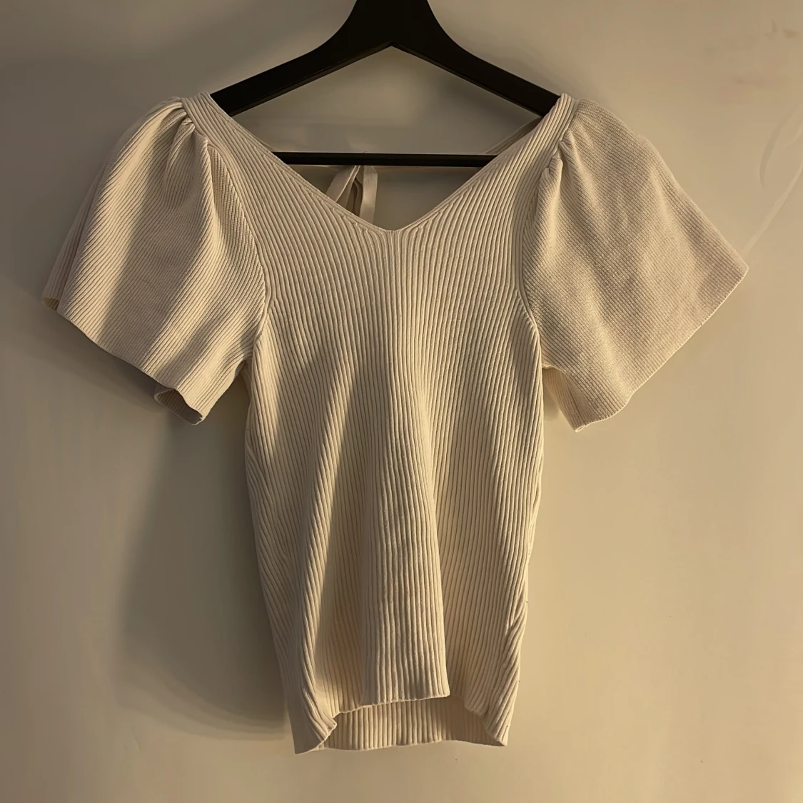 Vit ribbad topp med knytband