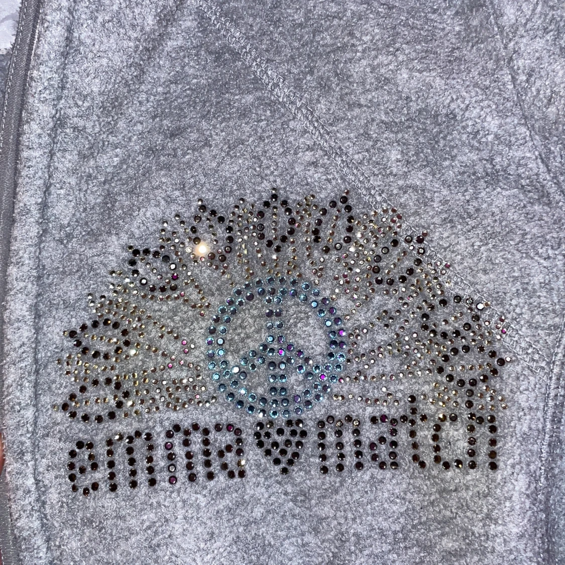 Grå hoodie från H&M med strassdetaljer - 2