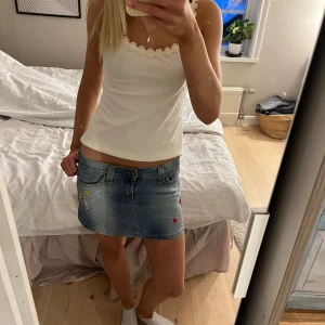 Lågmidjad jeanskjol med patches - Säljer denna coola jeanskjol med patches från Zara, prefekt nu till våren och sommaren 💕💕