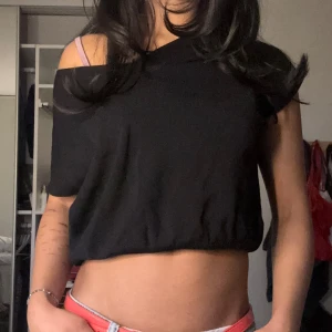 Topp - En topp som viker sig av sig själv! Går att ha lång och är då insydd! Köpt i Japan för ca 350kr💞 Dm för fler bilder och frågor!