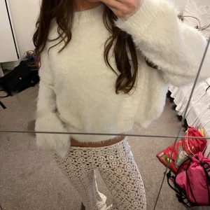 Vit fluffig tröja - Säljer en supermjuk och fluffig vit tröja från Lindex .Tröjan är lite croppad med normala/långa armar. Strl 158/164 vilket jag skulle säga motsvarar strl xs/s