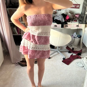 Klänning - Jättefin spets rosa/lila tubklänning! Stretchigt material och funkar som kjol också!