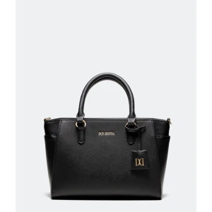 Svart handväska från Don Donna - Elegant svart handväska från Don Donna i syntetmaterial. Väskan har både handtag och en avtagbar axelrem för flexibilitet. Den är stilren med guldfärgade detaljer och en praktisk dragkedja. Perfekt för att bära dina nödvändigheter med stil. Nypris 499kr💕