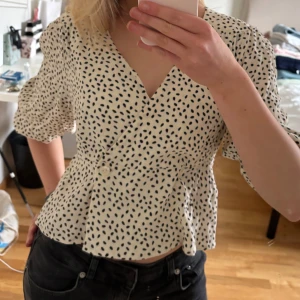 Trekvarts arms blus  - Super snygg beige trekvarts armas blus med svarat prickar från Mango. Går att användas både till vardags men även till finare tillfällen. Pris är diskuterbart, skriv vid frågor eller för fler bilder💞