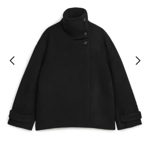 Svart Arket kappa - INTRESSEKOLL! på denna fina kappa från Arket i svart. Storlek 34 och i fint skick!🙌🏻🤍