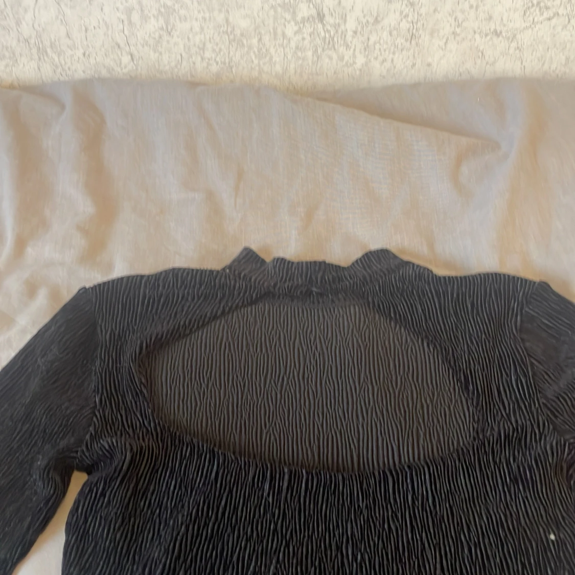 Svart ribbad topp med öppen rygg - 1