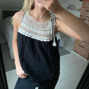 Topp - Söt topp från Zara med knytdelj på axeln som går att justera. Jättefint skick. Använd några få ggr.