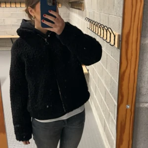 Teddy jacka  - Säljer min Teddy jacka från Zara, den har ett litet hål i armen men det syns inte. Det står storlek M men passar mig som brukar ha S, skriv gärna om du har några frågor.