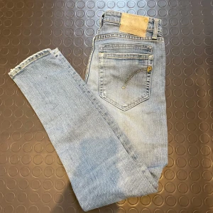 Dondup Jeans w28 - Snygga blå Dondup jeans i storlek w28 med klassisk femficksdesign. De har en slim passform och är i riktigt bra skick. Hör av er vid frågor. Priset går att diskutera! Mvh Hannes.