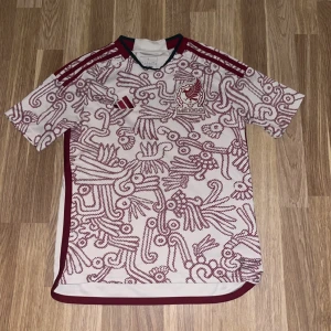 Mexico Fotbollströja - Säljer min fotbollströja, tröjan har ett unikt mönster som bara finns på denna modell. Köpte tröjan för 1 lax i mexico, Skicket är perfekt och priset kan diskuteras, skriv vid minsta fråga