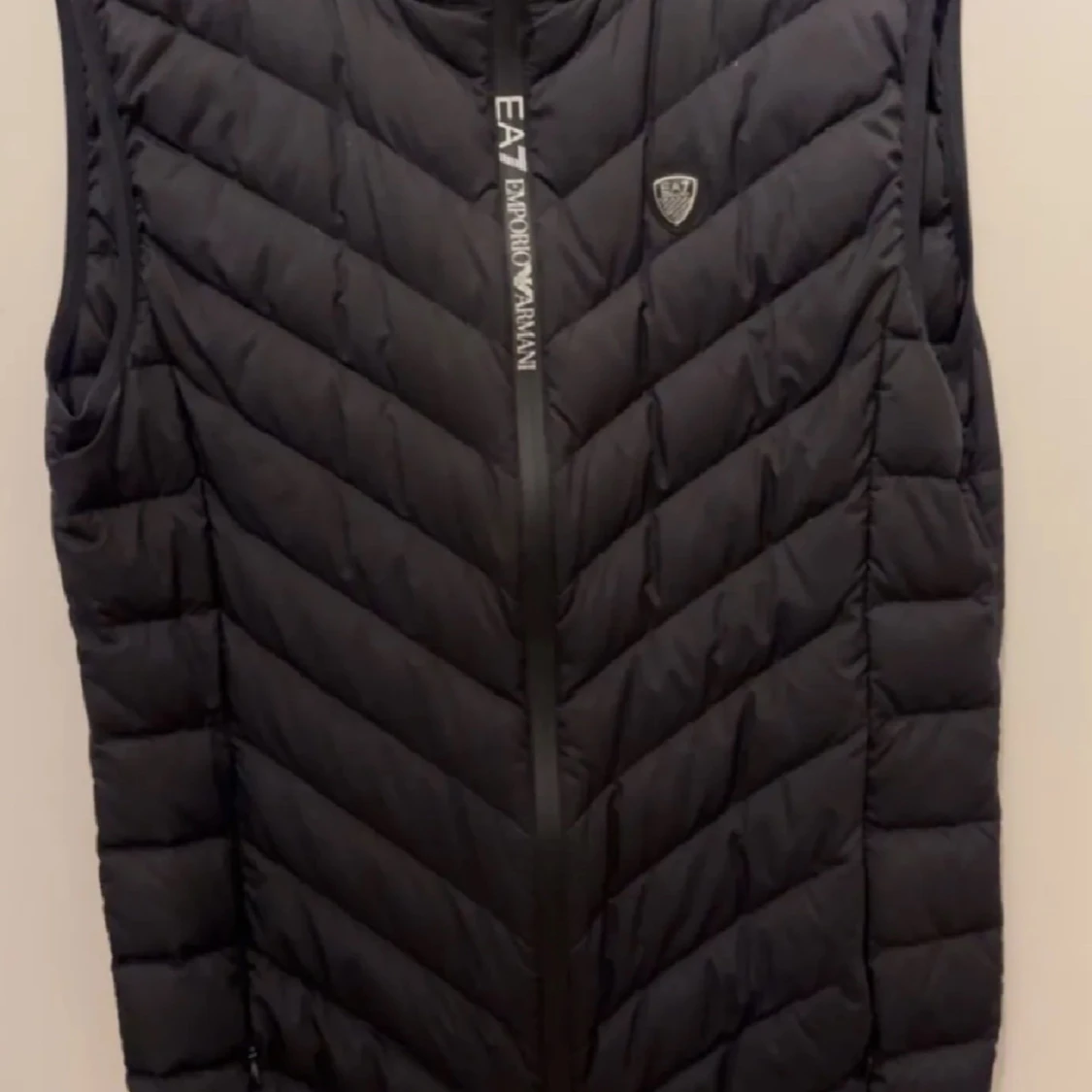 Svart dunväst från EA7 Emporio Armani