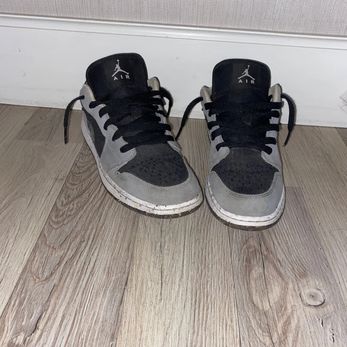 Nike Air Jordans i grått och svart - 2