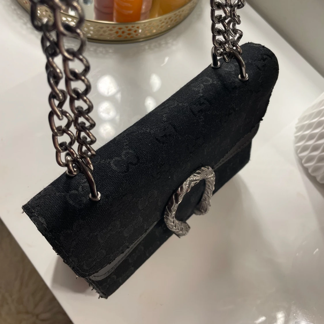 Svart axelväska med kedja - 1