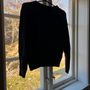 Marinblå stickad tröja - Säljer nu denna Marina blå stickade tröjan ifrån Cubus, köpte för cirka ett år sedan och har andvänt den max 5 ggr. Den är i storlek M men sitter som en xs/s❤️ den marin blåa färger framgår inte riktigt på bild så de är bara att fråga om mera🥰