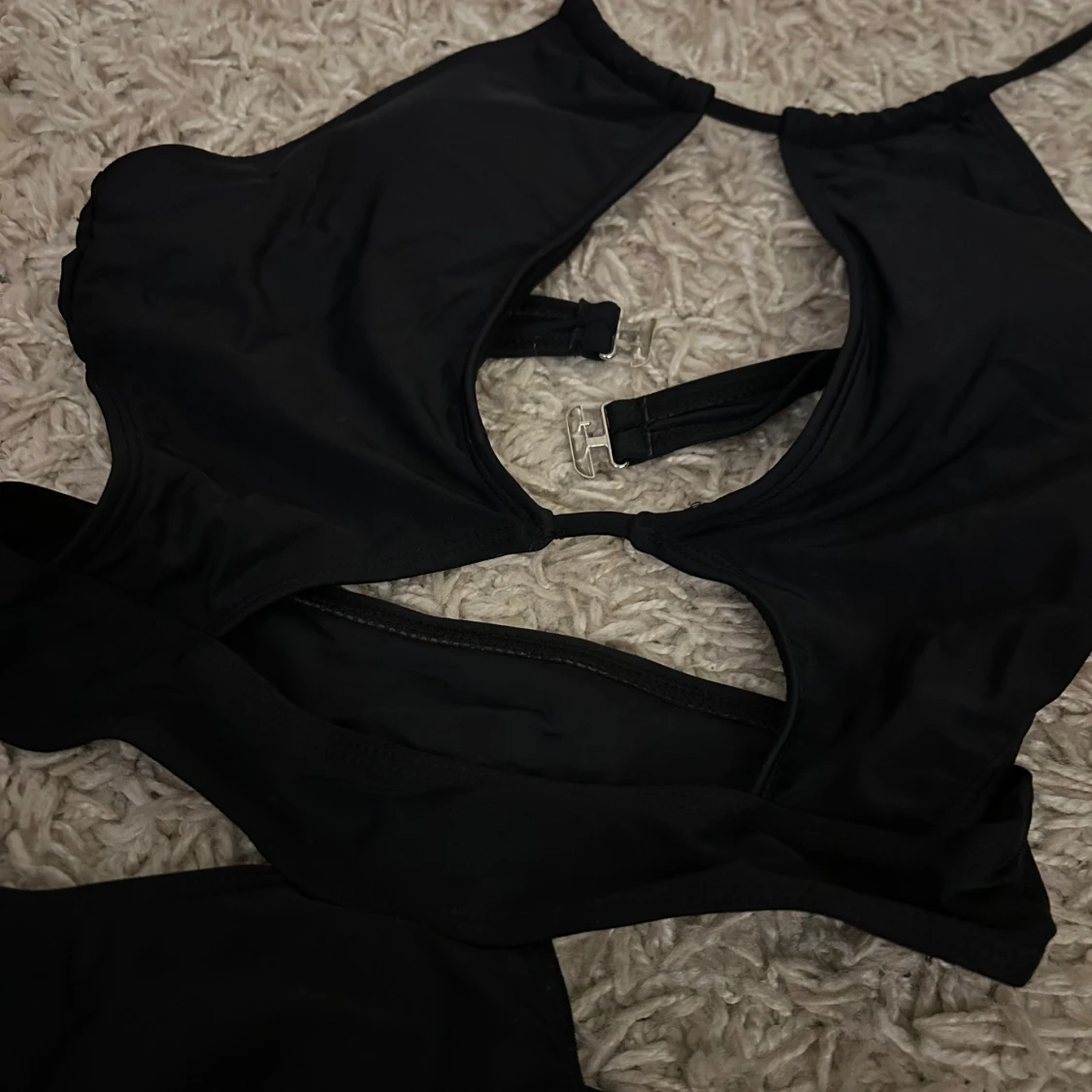 Svart baddräkt med utskärningar - 3