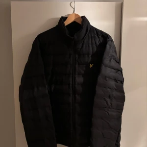 Svart Lyle & Scott jacka - Säljer min Lyle & Scott jacka. Använd under en vinter samt små defekter som knappt är synliga. Nypris 1800kr. Vid frågor eller funderingar hör av er!