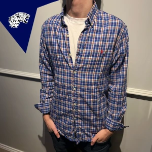 RALPH LAUREN SKJORTA - Fet flanell skjorta från Ralph Lauren | Skick: 9/10 | Strl: M | Modellen är 182cm lång | Hör av dig om du undrar någonting!
