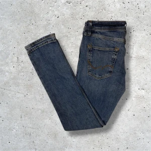 Jack & Jones jeans Slim/Glenn - Mörkblåa Jack & Jones jeans i mycket bra skick utan några som helst defekter. Kommer i stl W29 L32 och är slim fit. Hör av er vid frågor, pris kan diskuteras!
