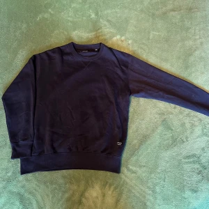 Marinblå Crewneck - Marinblå Crewneck från Jack&Jones i storlek M. Oanvänd och stilren, mjuk insida. 