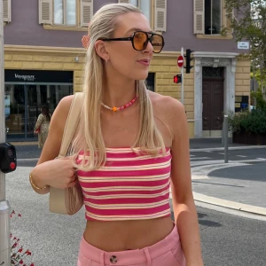 Rosa byxor från Bershka - Säljer ett par snygga rosa byxor från Bershka. Byxorna har en hög midja och raka ben, vilket ger en stilren look. Perfekta för en trendig outfit!