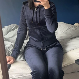 Juicy couture sett - Säljer ett snyggt och bekvämt mörkblått juicy sett i storlek XS. Inte använt så mycket därav säljer jag det och det är i väldigt bra skick! Kan fraktas eller mötas upp inom Stockholm! ☺️❤️