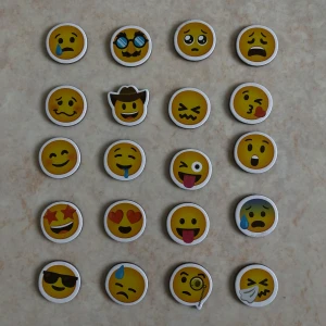 Runda magneter med emoji-motiv - ❗️TAR ENDAST EMOT SWISH, skriv t mig vid köp ❗️Ett set med runda magneter som har olika emoji-motiv. STYCKVIS 5kr. Hela setet/alla magneter 30kr