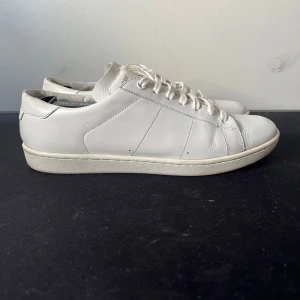 Saint Laurent SL/01 - Snygga vita sneakers från Saint Laurent dom är i storlek 39 men sitter som 40-41 eftersom att innnersulan är 26 cm