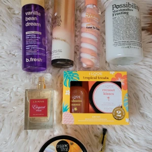 Gourmand paket  - Paket med gourmand parfym / Kroppsvård. Bla essence - carashmellow samt bath and body works - varm wanilla. Några av doftnoterna - vanilj, kokos, Marshmallow, pumpkin spice, karamell. Allt är oanvänt.