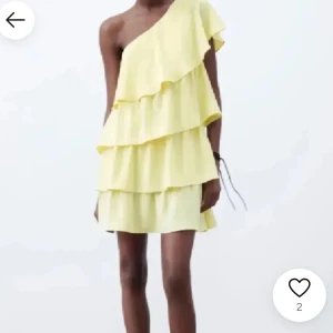 Gul one-shoulder klänning Zara - Klänning från Zara, använt fåtal gånger. Efterfrågad o finns inte längre  därav priset