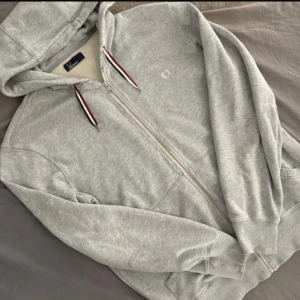 Fred Perry zip hoodie grå - Tjena säljer denna feta zipen pga att den för för stor på mig så säljer vidare köpte för 500kr . Säljer för 400 de finns lite små hål men tänker icke på dem så mycket. Skicka gärna prisförslag!🔥🤗