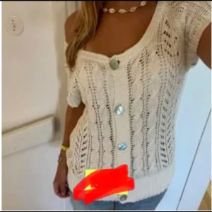 Vit stickad kofta med knappar - Säljer nu denna koftan då den inte kommer till användning, i ny skick utan defekter (‼️lånad bild!‼️) skriv för egna bilder! 💕