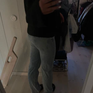 Ljusblå bershka jeans - Säljer nu dessa ljusblå jeans ifrån bershka, köptes för cirka något år sedan och är sparsamt andvända men säljer nu för det har blivit för små. Det är i modellen straight men sitter nästan som bootcut gör.❤️ skriv för mer detaljer, mått eller info🥰