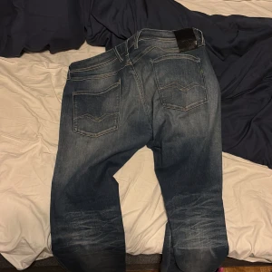 Replay hyperflex - Säljer ett par blåa replay hyperflex i storlek 38 midja o 32 i längd. Säljer dom för dom har blivit alldelsdes för stora för mig. Dom är i jätte fint skick o nästintill inget tecken på slitage. MVH/Gustav