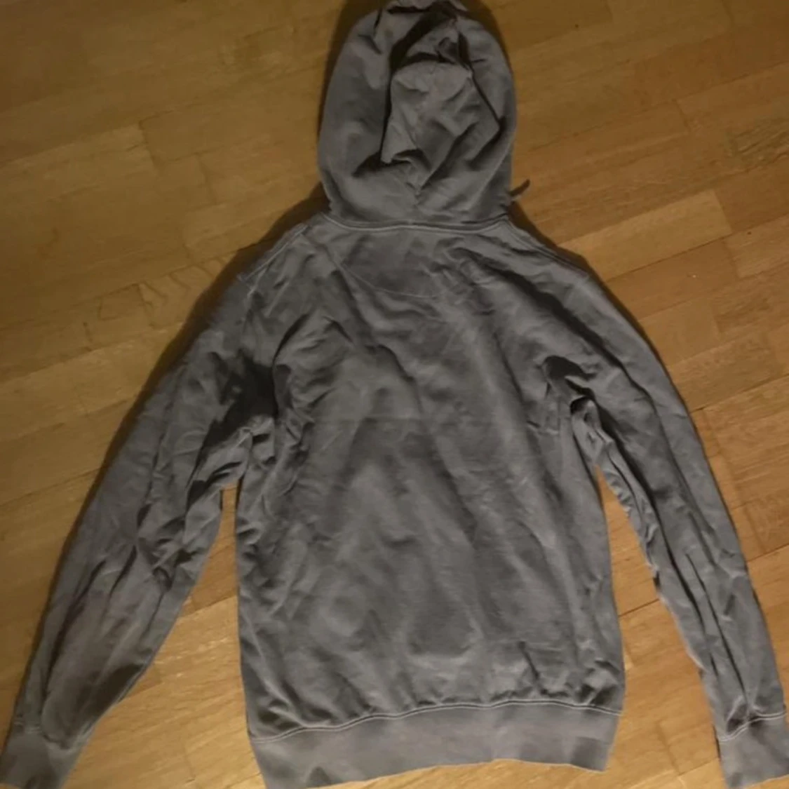 Grå hoodie från Cubus