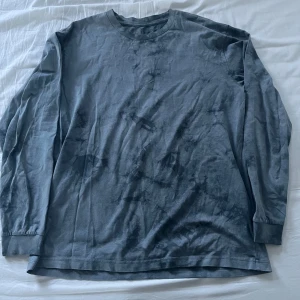  GAP tröja - Säljer en stilren grå tunnare tröja från GAP. Perfekt för en avslappnad look med sitt diskreta mönster och mjuka material. Den är i mycket bra skick utan skador och defekter