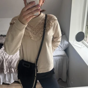 Beige tröja med spetsdetaljer - Knappt använd, jättefin!!!