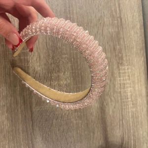 Rosa glittrigt diadem - Snyggt rosa diadem med glittrande pärlor som ger en lyxig känsla. Perfekt för att piffa upp vilken outfit som helst. Diademet har en bekväm passform och är lätt att bära hela dagen. Den har aldrig kommit till användning🩷🩷