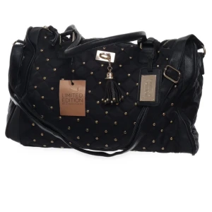 Svart handväska från atmosphere🤍 - Limited edition handväska by atmosphere i quiltat mönster med guldfärgade nitar och en dekorativ tofs. Väskan har både handtag och en justerbar axelrem för flexibel användning. Oanvänd med lappen kvar!💘