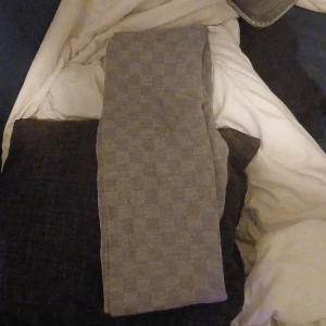 Lv halsduk kom privat för pris - Lv grå