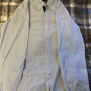 Massimo Dutti skjorta  - Blå/vit randig skjorta från Massimo Dutti. Strl L, men passar även M. 