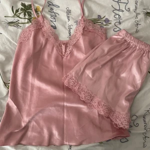 Rosa satin pyjamas med spets detalj - Säljer den här fina pyjamas seten, finns resår band i shortsen 🩷