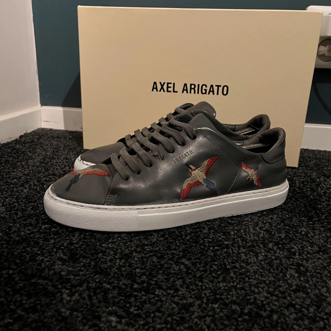 Grå sneakers från Axel Arigato