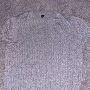 Grå stickad tröja från Hampton Republic - Säljer en stilren grå stickad tröja från Hampton Republic. Tröjan har bara hängt i garderoben för mesta del. Köpt för typ 150kr. Såklart går den ner i pris för den har ett hål i sig