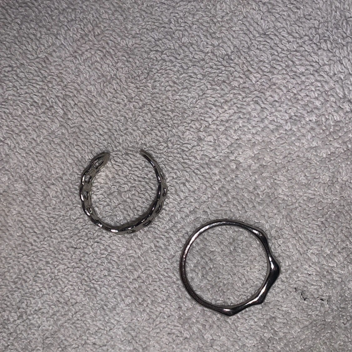 Två silverringar