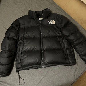  The North Face 1996 stolek L - “Säljer en jacka från The North Face 1996 Retro Nuptse-jacka för kvinnor, storlek L. 