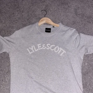Grå sweatshirt från Lyle & Scott - Snygg grå sweatshirt från Lyle & Scott med deras logga tryckt på framsidan. Använt ett fåtal gånger 