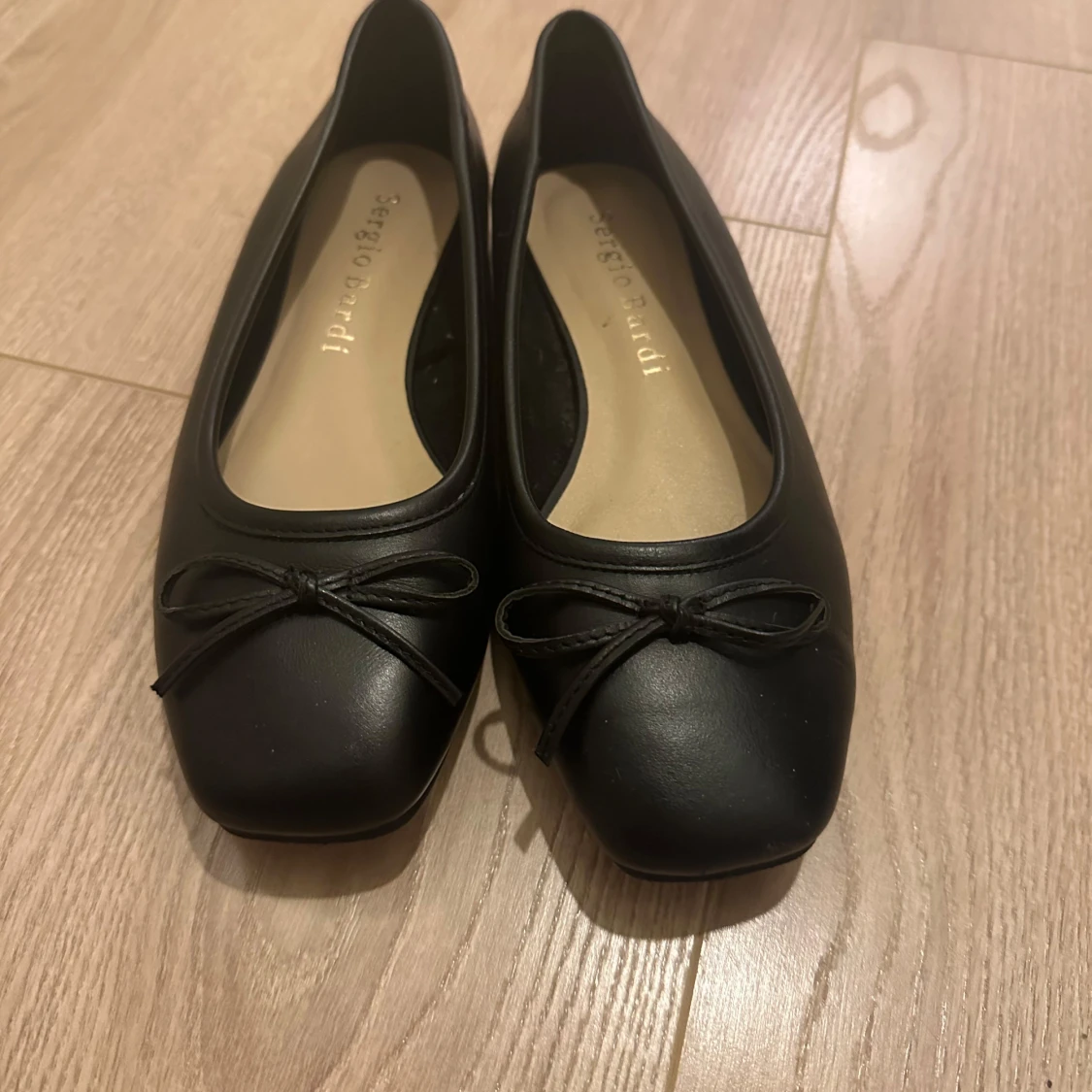 Svarta ballerinaskor med rosett