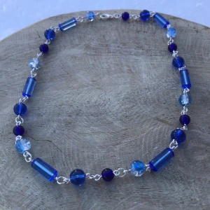 Halsband  - Vackert halsband av blå glaspärlor och silveromfattning. Tillverkas vid köp🌿💍