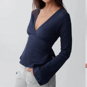 Blus Gina - Säljer den här så fina blusen från Gina med knytning där bak, använd 1 gång, som ny. Stl XXS🤍🐻Nypris 300. Tryck gärna köp nu 